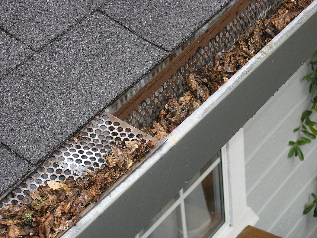 5 Reasons to Hire a Gutter Cleaning  Service - 1