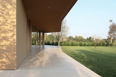 House with a Large Porch by Marco Baldassa - 8