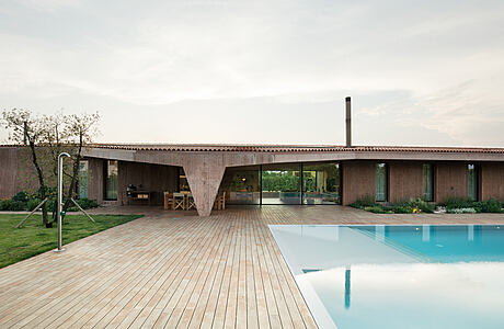 House with Swimming Pool by MIDE architetti