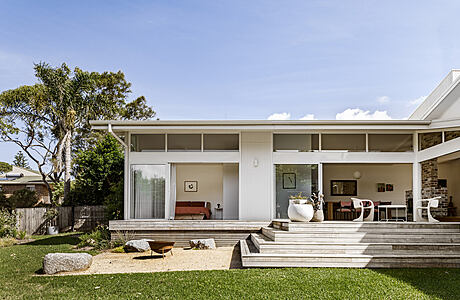 Mollymook Beach House by Patrick Jost