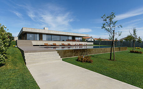 House with a terrace in Miramar by João Pedro Serodio - 1