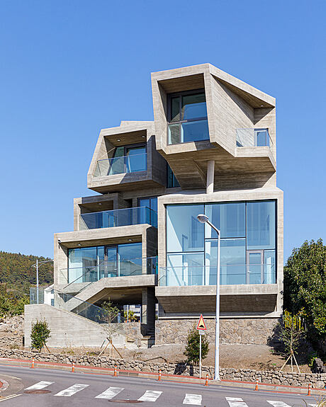 Moonbalsso’s Concrete Pacific Residence - 1