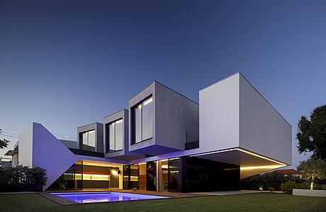 House on Rua Rocha Gonçalves: A Contemporary Home That Inspires Emotions