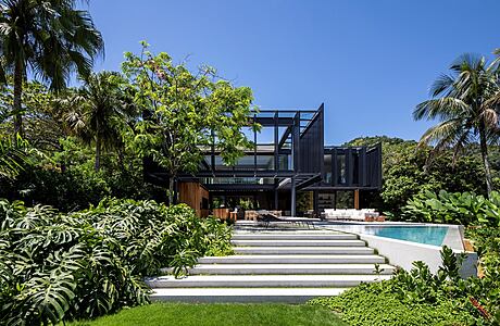 Paraty’s JSL House: Steel, Wood & Tropical Landscaping