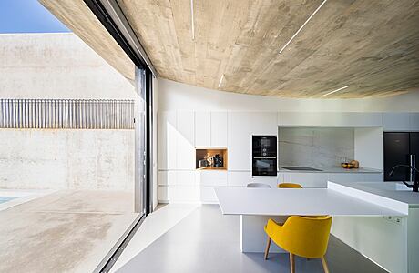 Nau House: A Two-Story Dwelling in Ciudad Real