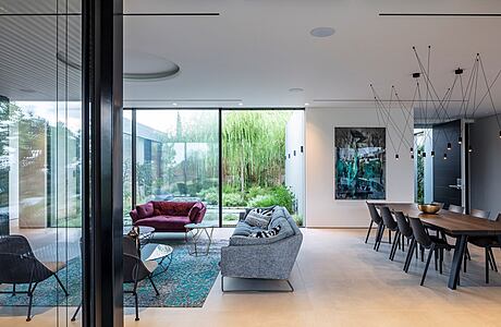 Ecological House: An Enveloping and Intimate Space