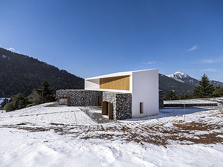 Snowfall House: A Mountain-Style Retreat in the Greek Wilderness - 1