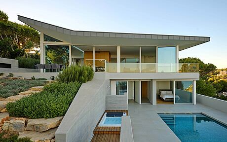 Casa dos Mores: A Modernist Cliffside Retreat in Carvoeiro - 1