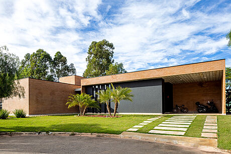 MP House: Modern Brick House in Sao Paulo - 1