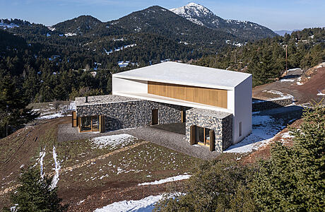 Snowfall House: A Mountain-Style Retreat in the Greek Wilderness