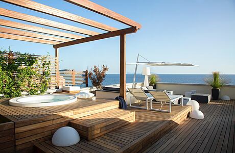 Sea Breeze: A Modern Italian Seaside Sanctuary