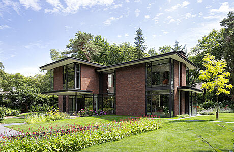 Villa Trompenberg: A Timeless Modern Home in Hilversum