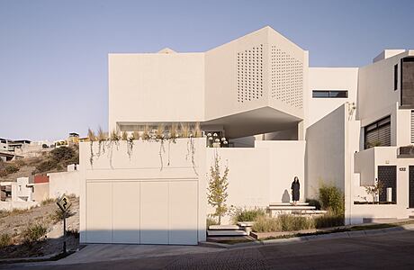 Casa Sexta: An Architectural Oasis of Light and Shadows