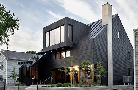 Armcrescent Residence: A Masterstroke of Modern Traditionalism in Canada