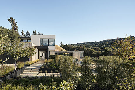 Rau Haus: A Modern Family Haven in Portola Valley - 1