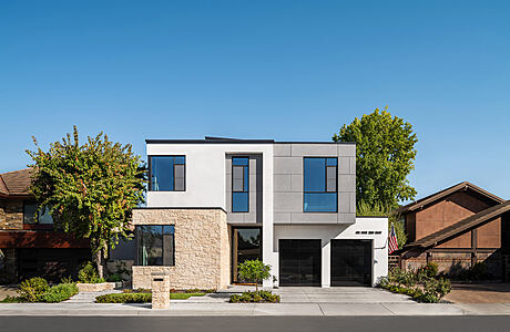 Redsail Residence: Modern Luxury Meets Lakeside Charm