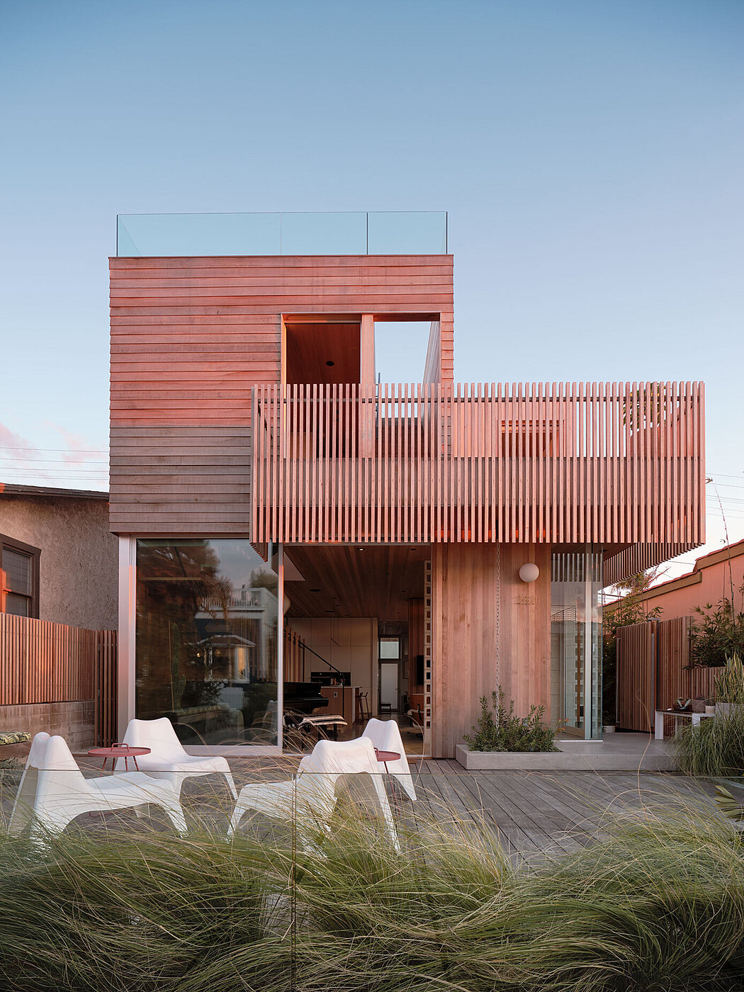 Walk-Street House: Embracing the Outdoors in Hermosa Beach - 1