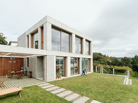 House in Carabuxeira: Fusion of Modern Design and Spanish Charm - 1