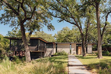 Bridle Path Residence: Modern Embrace of 1950s Split-Level Design - 1