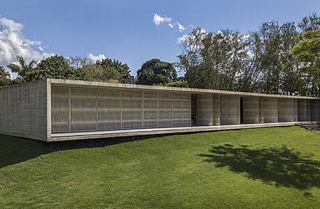 Lake House: MF+Arquitetos’ Single-Story Elegance in Uberlândia