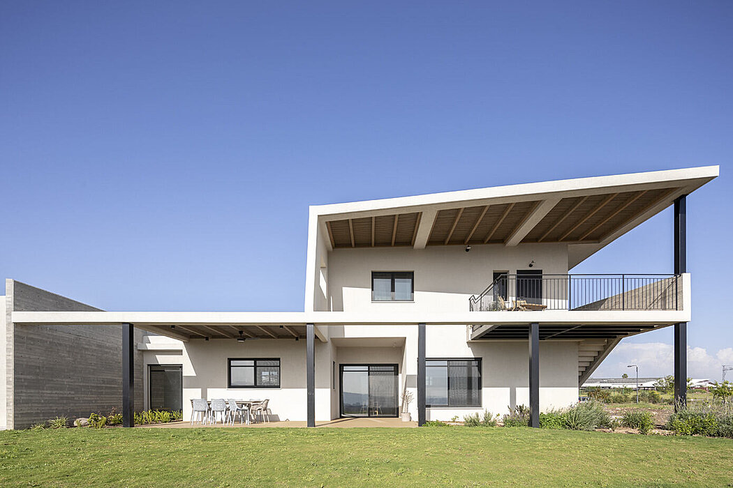 Nahalal House: A Fusion of Modernity and Country Charm in Tel Mond