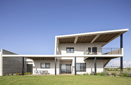 Nahalal House: A Fusion of Modernity and Country Charm in Tel Mond