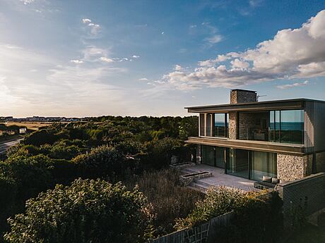 Waterside: A Contemporary Coastal Retreat by OB Architecture - 1