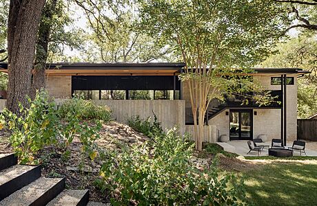 Bridle Path Residence: Modern Embrace of 1950s Split-Level Design