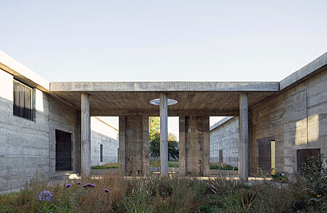 Luna House: Redefining Concrete Architecture in Yungay