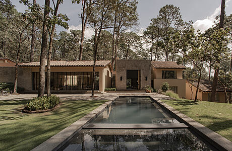 Mesa de Gallos: A Modern Hacienda Immersed in the Forest of Valle de Bravo