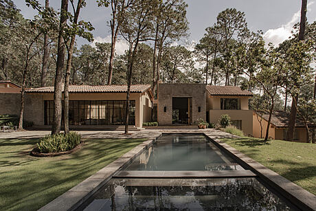 Mesa de Gallos: A Modern Hacienda Immersed in the Forest of Valle de Bravo - 1