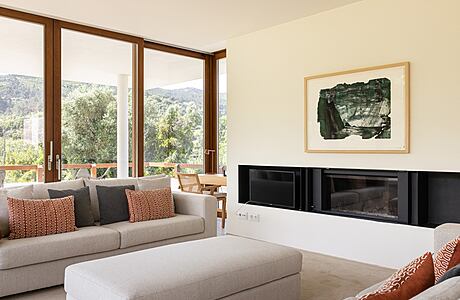 House in Galamares: Minimalist Elegance Meets Natural Beauty