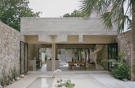 Casa en los Cocos: Mérida’s Modern Concrete Beacon