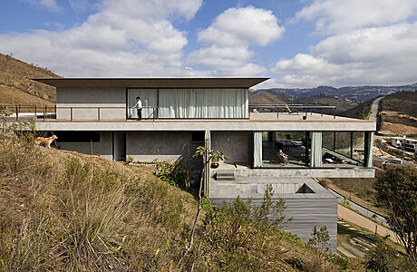 Casa EG’s Concrete Elegance: From Steep Slopes to Stunning Views