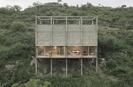 Casa Taller: Brutalist Harmony with Nature