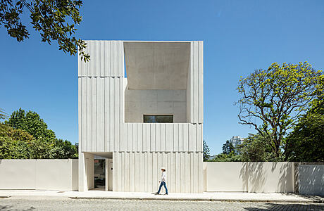 House in Boavista: Concrete Elegance in Porto