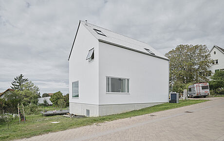 House in the Country: Sleek Sustainable Architecture - 1