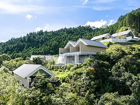 Enowa Yufuin: Botanical Retreat Meets Primitive Elegance - 1