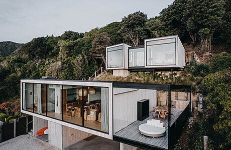 Ligar Bay Bach: A Modernist Treehouse Retreat