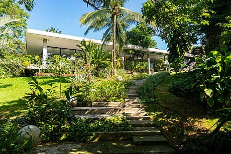 Casa Bunker: Brutalism Meets Nature in Mexico - 1