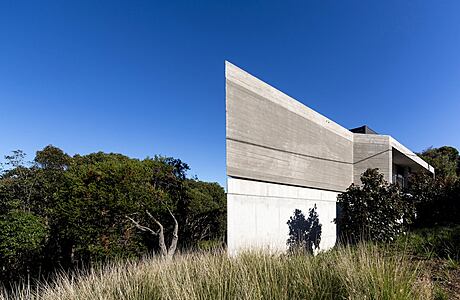 House Acute: A Concrete Coastal Haven in Peats Ridge