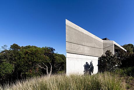 House Acute: A Concrete Coastal Haven in Peats Ridge - 1