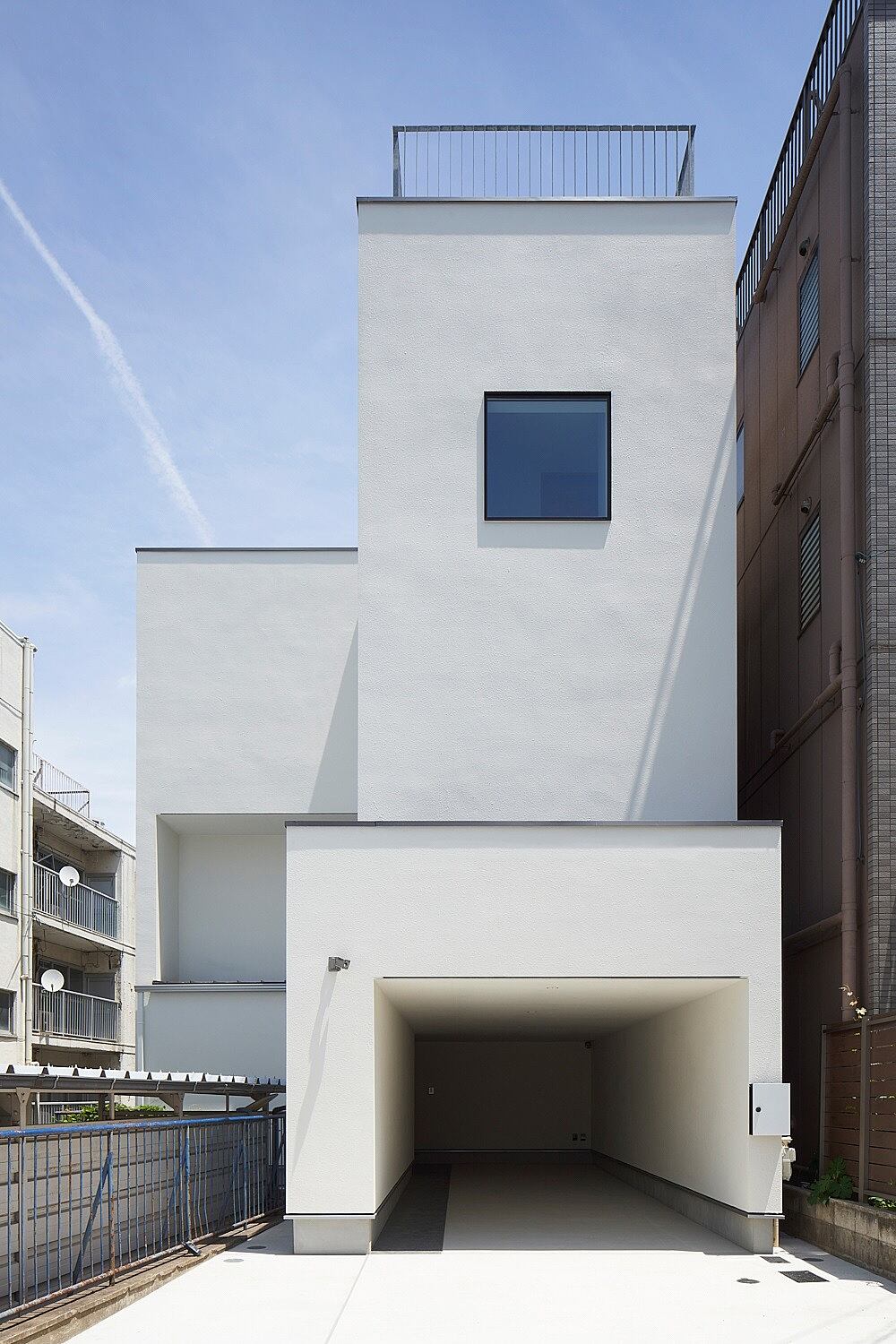 House in Nakano-sakaue: Innovative Living in Tokyo - 1
