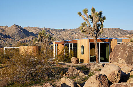 The Landing House: A Modern Desert Oasis in Joshua Tree