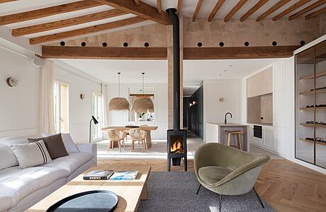 Leach Home: Jaime Salvá’s Chic Industrial Retreat