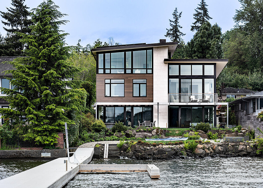Lakeshore Residence: Architectural Lakeside Bliss - 1