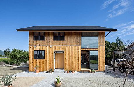 House on the Skirt of Mt. Katsuragi: A Modern Family Retreat