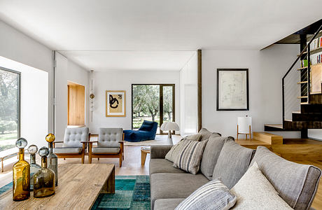 Modern living room with sleek furniture and large windows.