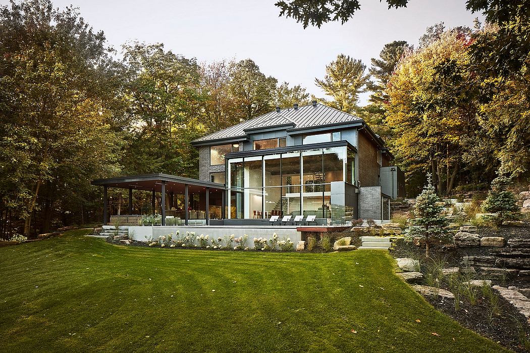 Breakthrough: Connecting with Nature in Montreal's Modern House