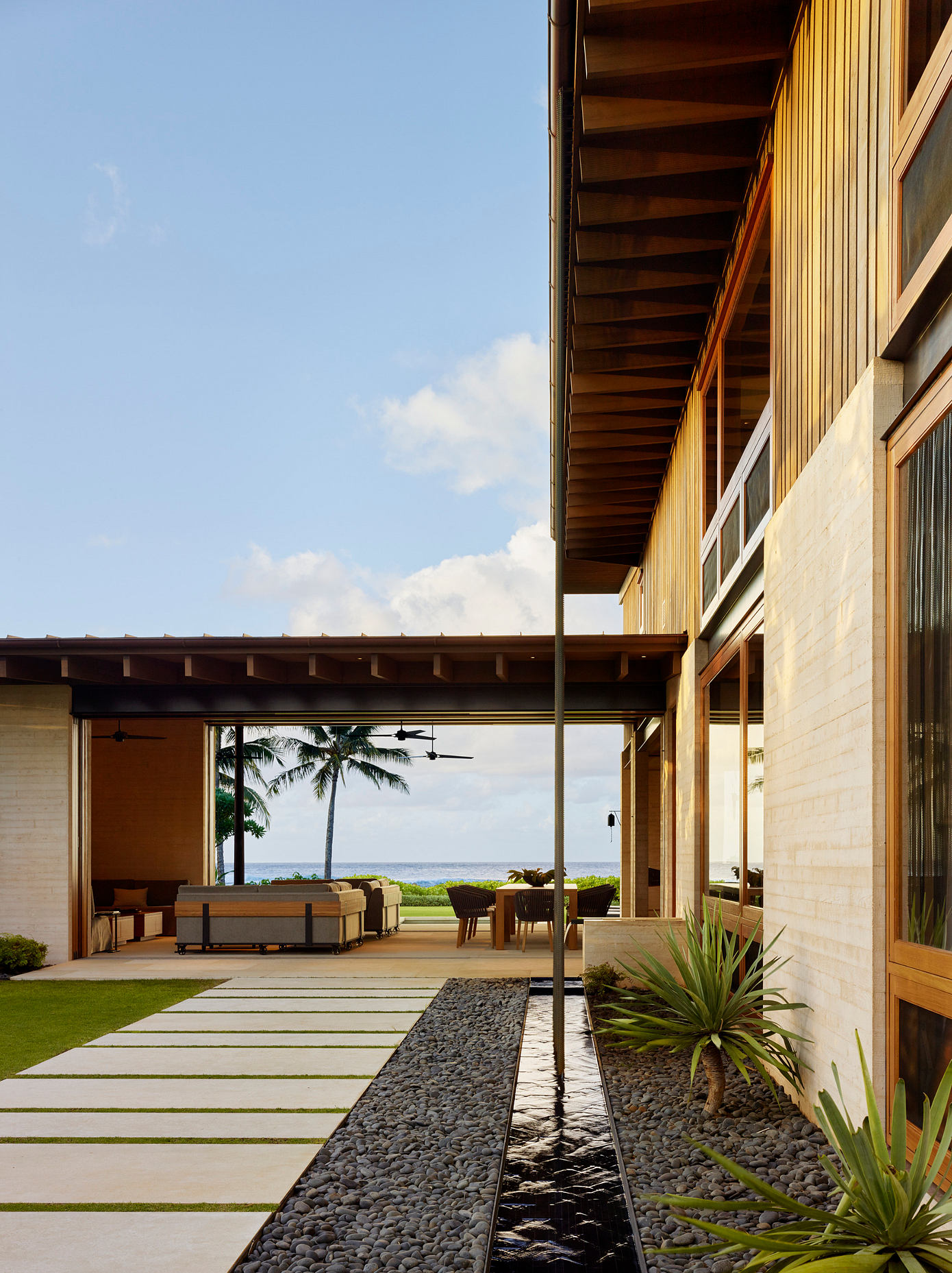 hale-nukumoi-hawaiian-beach-house-by-walker-warner-001